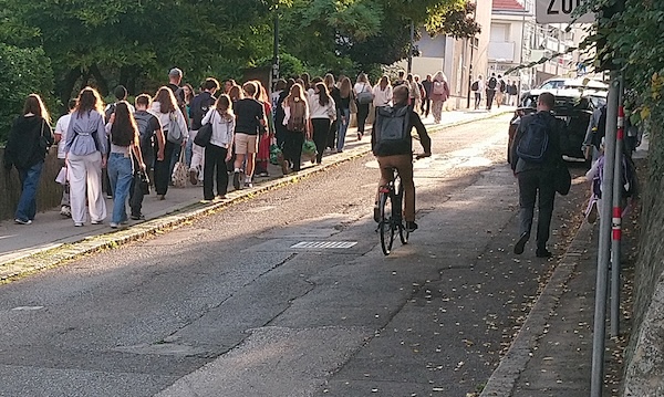 zu enge Gehsteige in der Hofzeile